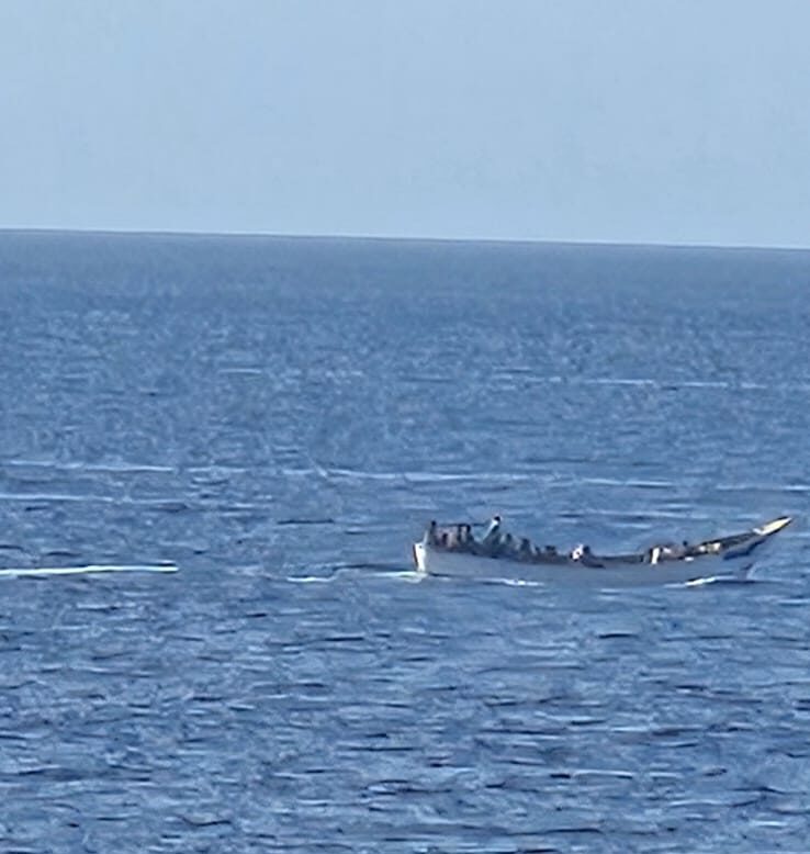 Avistan un cayuco desde un barco de Fred Olsen