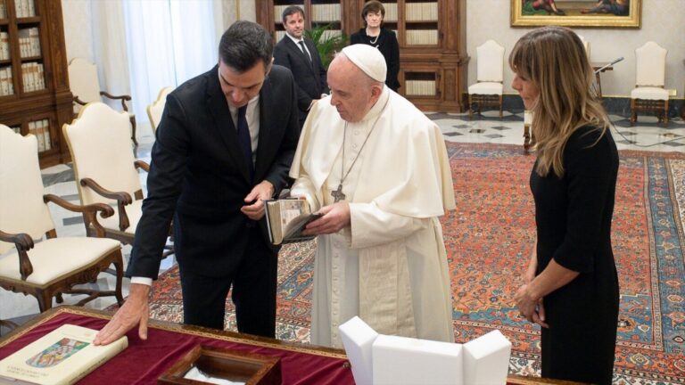 Pedro Sánchez se reúne con el Papa y lo invita a visitar Canarias