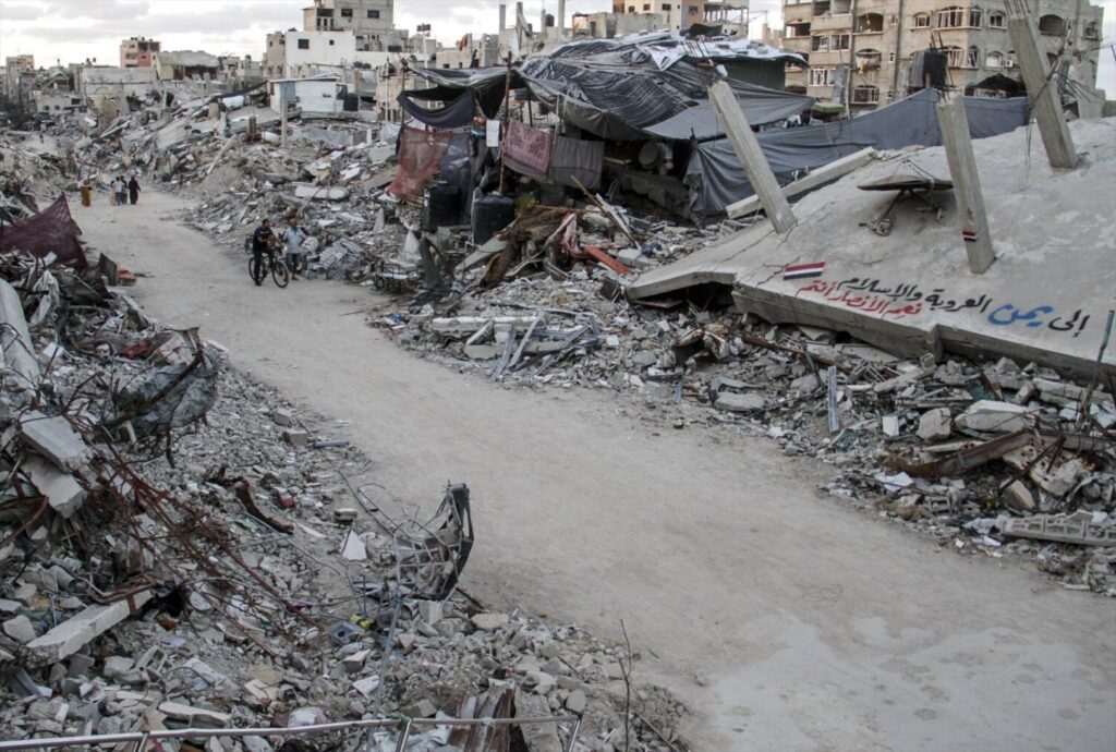 Foto tomada el 6 de octubre de 2024 que muestra los escombros de edificios destruidos en la ciudad de Yabalia, en el norte de la Franja de Gaza.