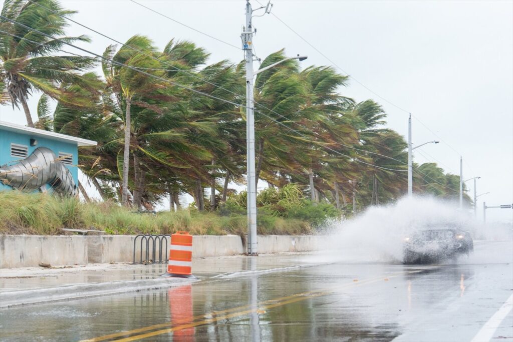 Un Jeep atraviesa las aguas cerca de Smather's Beach antes de la llegada del huracán Milton. Se prevé que el huracán Milton toque tierra a lo largo de la costa del Golfo de Florida como un huracán de gran intensidad el miércoles por la noche y el jueves por la mañana.
