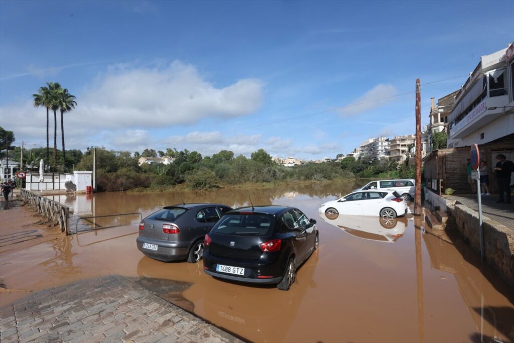 Los bomberos rescatan a 5 conductores en Mallorca, donde hay 7 carreteras inundadas