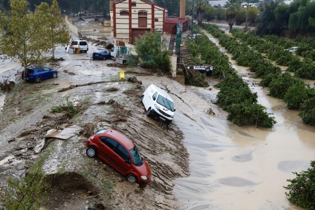Coches destrozados tras el paso del la Dana. A 30 de octubre de 2024, en Málaga, Andalucía (España). La Dana hace estragos en la provincia de Málaga