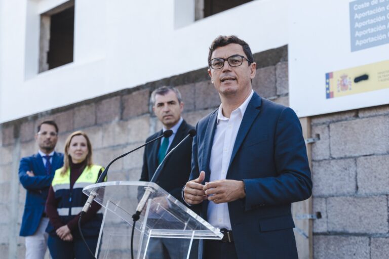 El gobierno supervisa las obras de reposición de 30 viviendas en Los Realejos