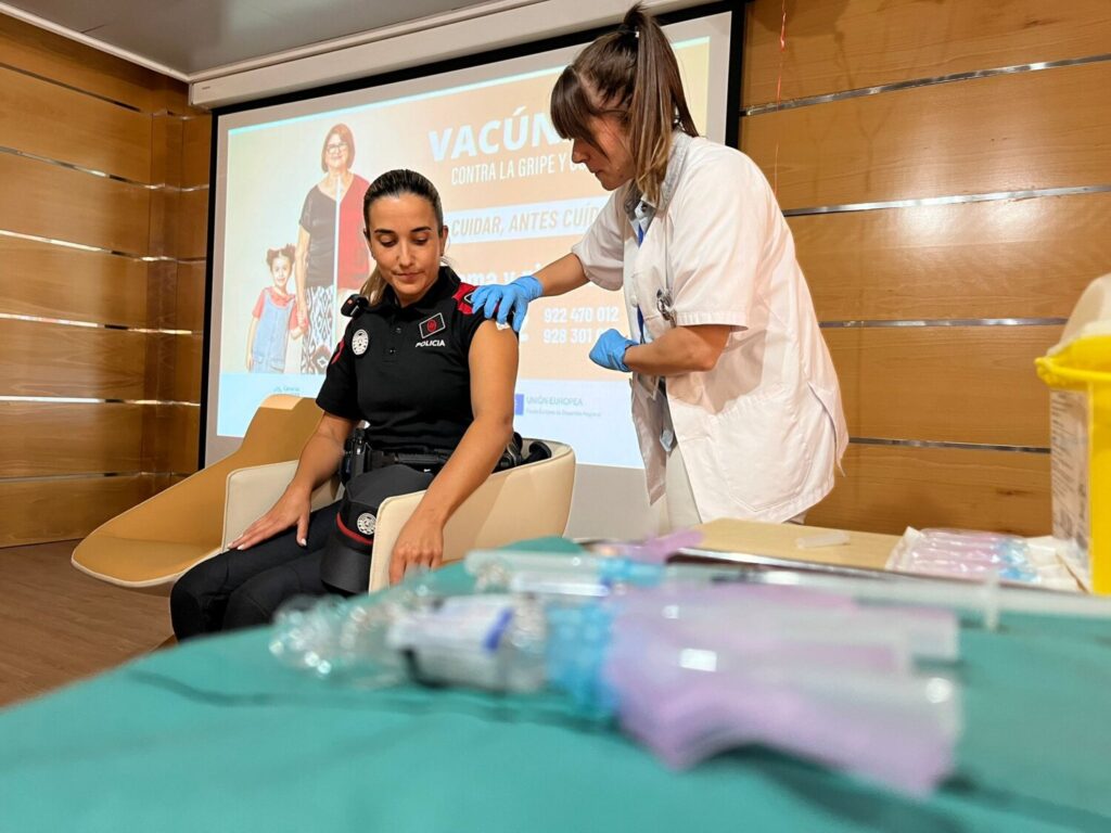 En la imagen, vacunación a una joven con diabetes. Fotografía: Consejería de SanidadCampaña vacunación gripe