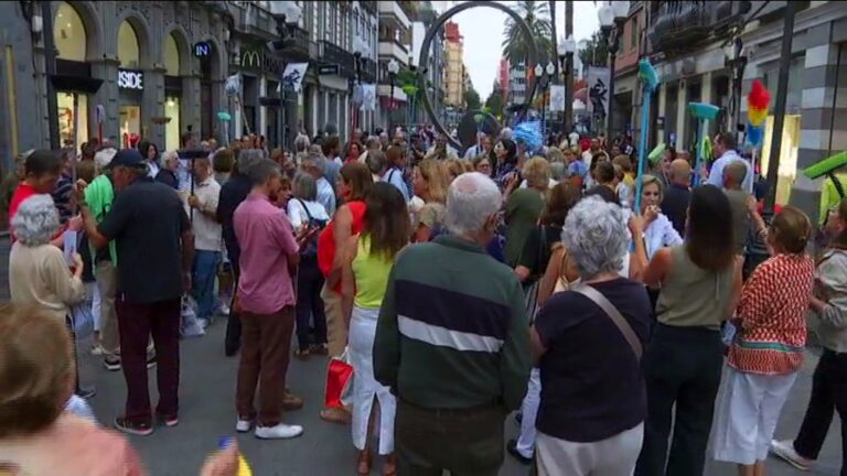 Vecinos de Triana protestan por la limpieza del barrio