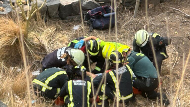 El helicóptero del GES rescata a un hombre que cayó por un barranco en Candelaria, Tenerife