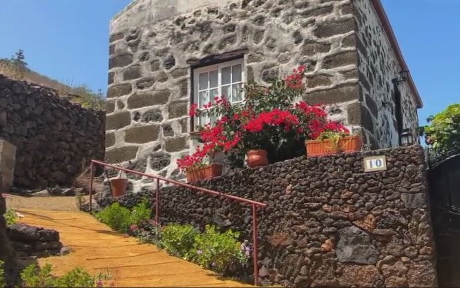 Alexis W crea espacios estéticos con el patrimonio local de El Hierro