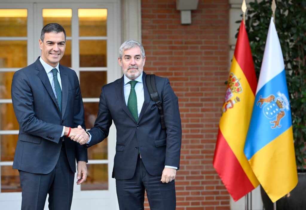 El presidente de Canarias, Fernando Clavijo, se reúne con el presidente del Gobierno de España, Pedro Sánchez. Imagen Moncloa