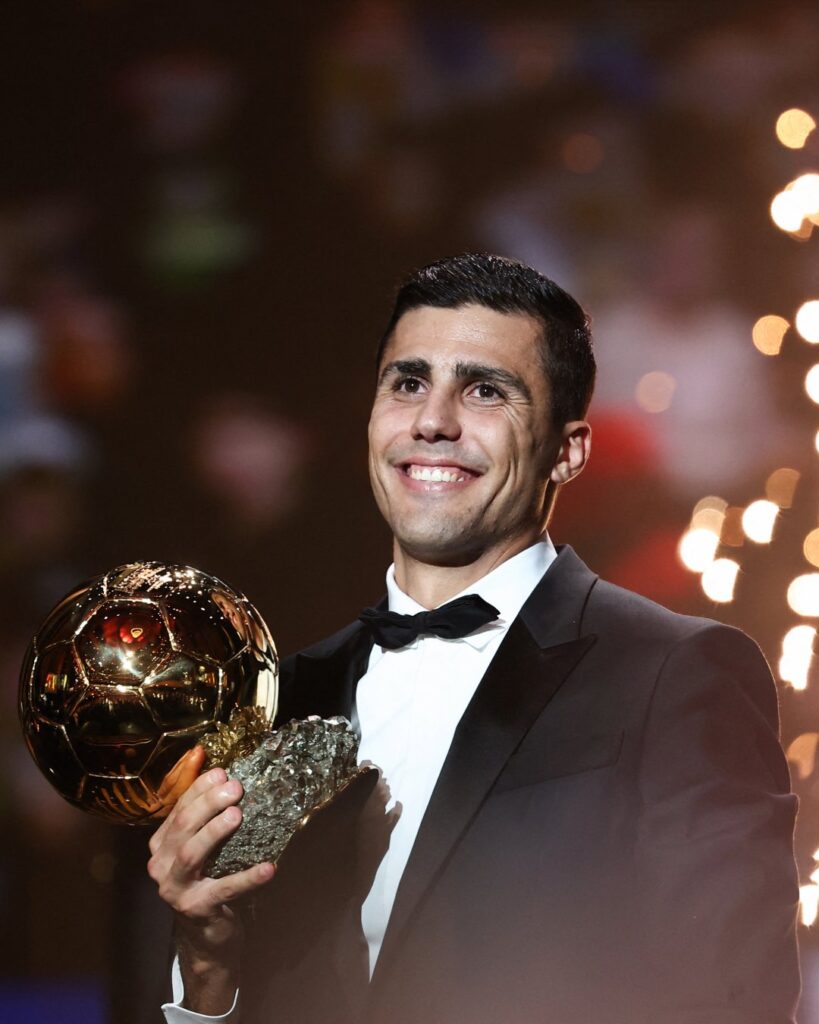 Rodrigo consigue el Balón de Oro 2024. Es el segundo hombre español que lo logra. El anterior lo recibió Luis Suárez hace 64 años / Balón de Oro