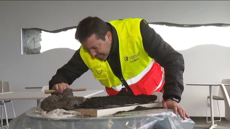 Científicos estudian la erupción del volcán a través de la ceniza