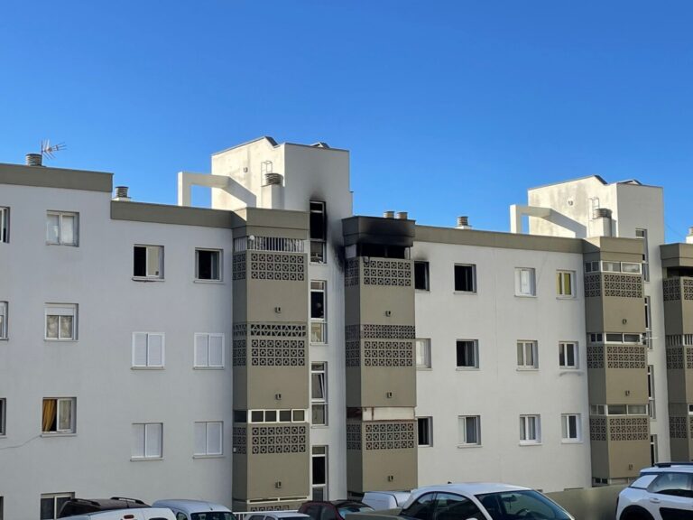 Una mujer herida por intoxicación en el incendio de una vivienda en Santa Cruz de Tenerife