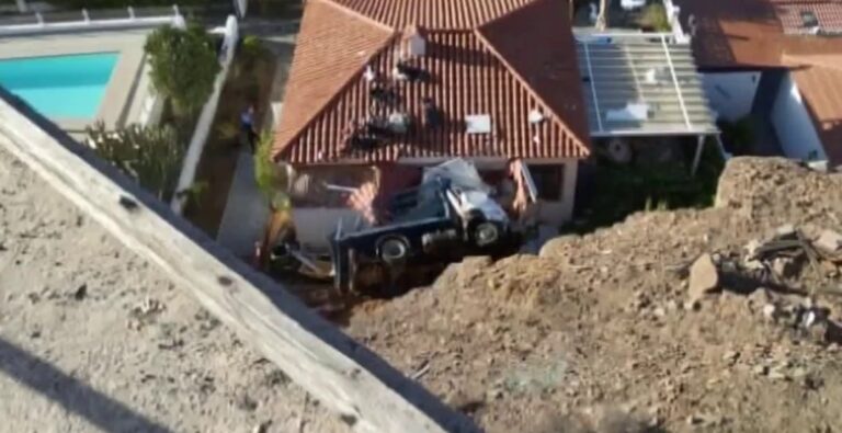 Un camión cae sobre dos viviendas tras precipitarse por una ladera en Mogán
