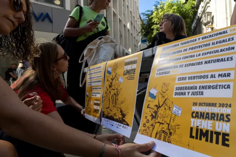Cerca de 10.000 personas se manifiestan en las principales zonas turísticas de Canarias contra el turismo de masas
