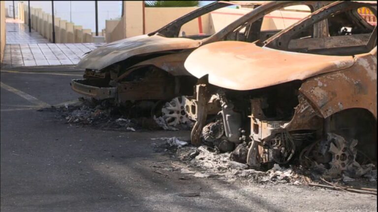 Buscan a los autores del incendio de varios coches en Arona