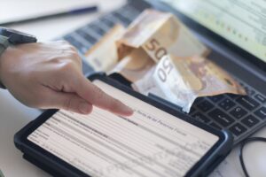 Declaración de la renta en una tablet / Europa Press / Archivo