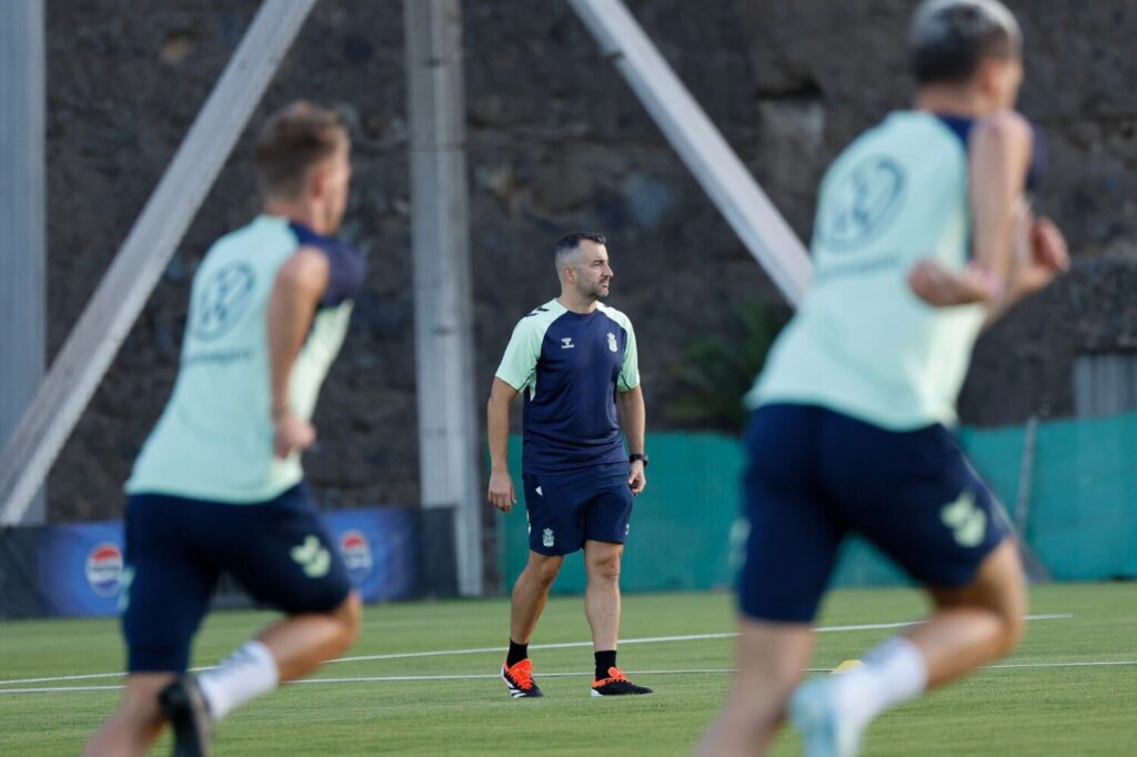 Martínez ha dirigido el primer entrenamiento del equipo tras incorporarse al club amarillo / UD Las Palmas