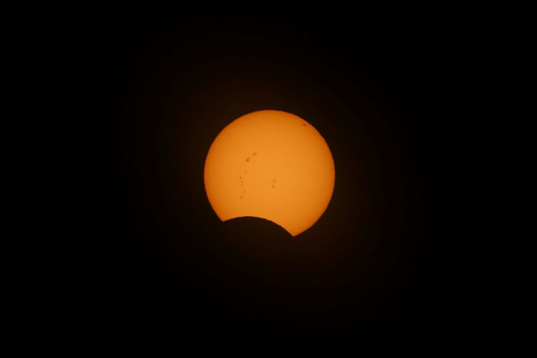 Las mejores imágenes del eclipse solar que se ha podido ver en Argentina y Chile