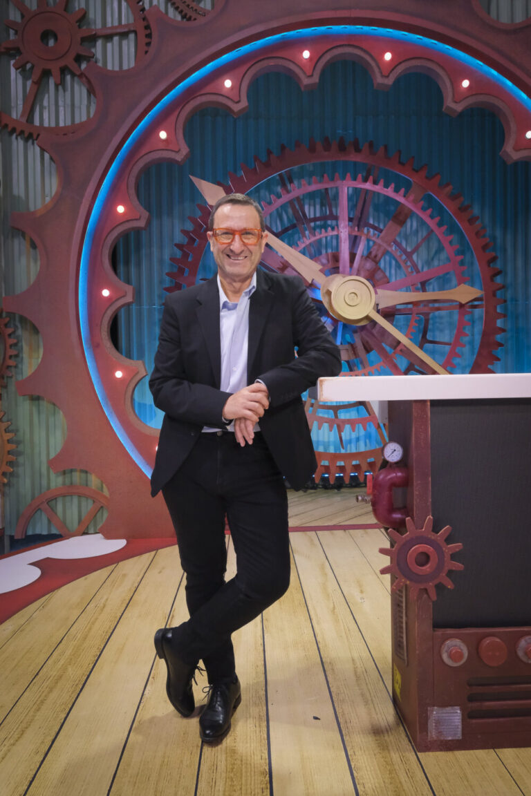 Televisión Canaria estrena el concurso ‘El tiempo vuela’, con Roberto Kamphoff