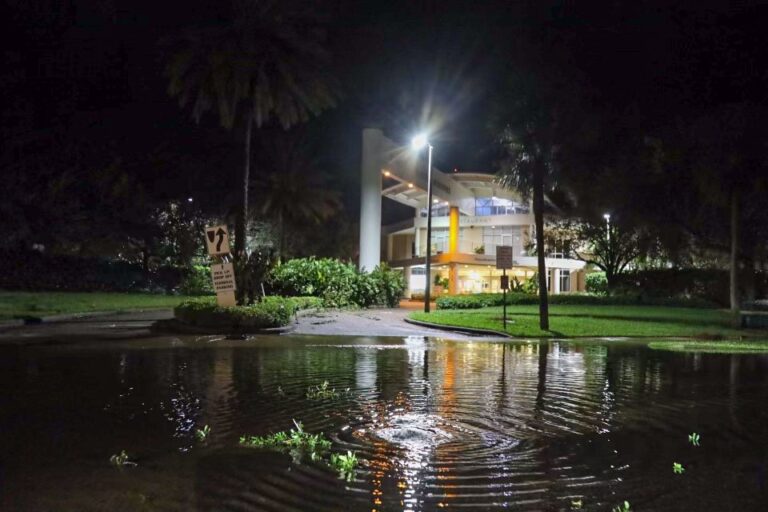 Ascienden a 10 las víctimas mortales tras el paso del huracán Milton por Florida