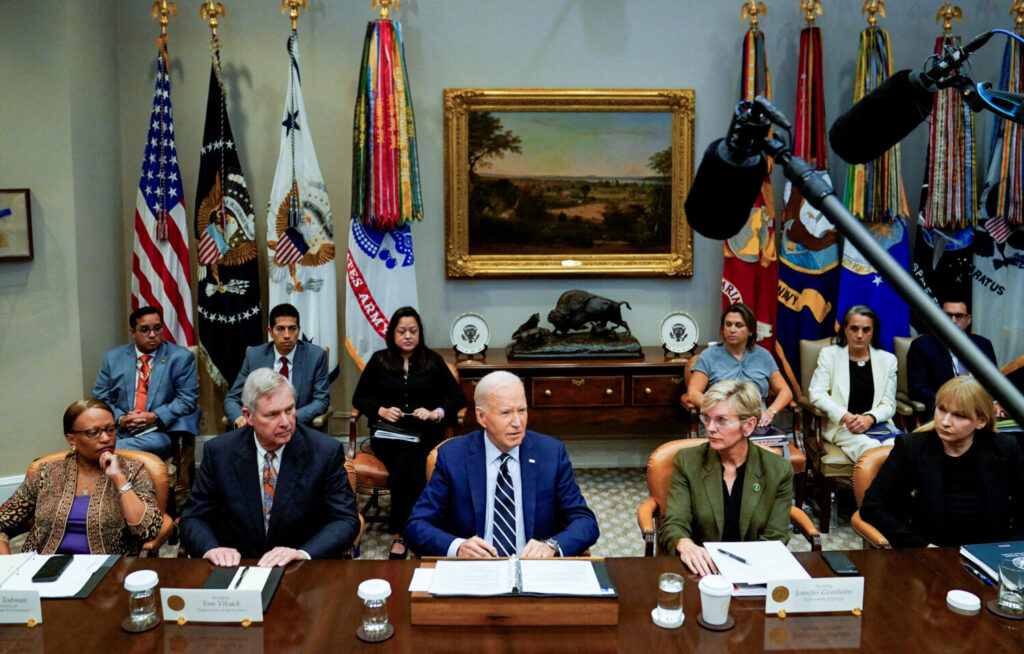 El presidente de Estados Unidos, Joe Biden, habla sobre la respuesta del gobierno federal al huracán Helene y los preparativos para el huracán Milton, sentado entre el secretario de Agricultura de Estados Unidos, Tom Vilsack, y la secretaria de Energía de Estados Unidos, Jennifer Granholm, desde la Sala Roosevelt de la Casa Blanca en Washington. , EE.UU., 8 de octubre de 2024. REUTERS/Elizabeth Frantz