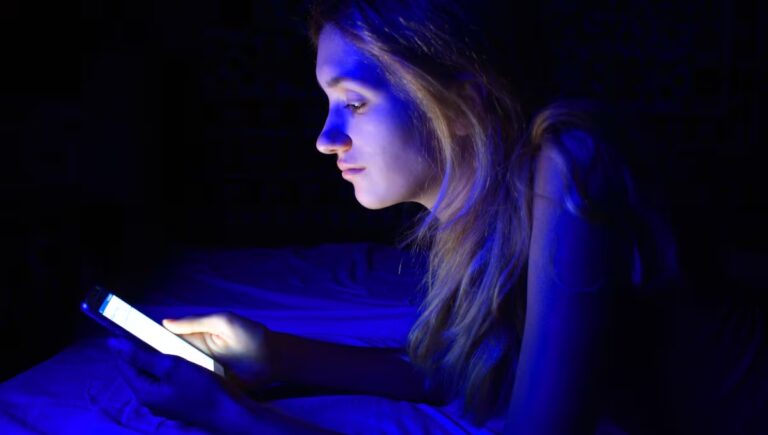 ¿Cómo nos afecta la luz azul de los móviles?