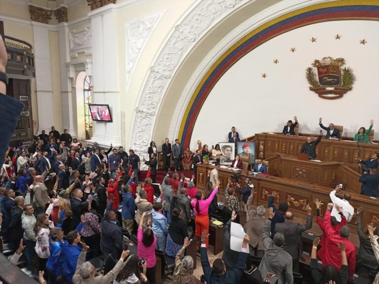 El Parlamento de Venezuela exhorta al Gobierno de España a abolir la monarquía