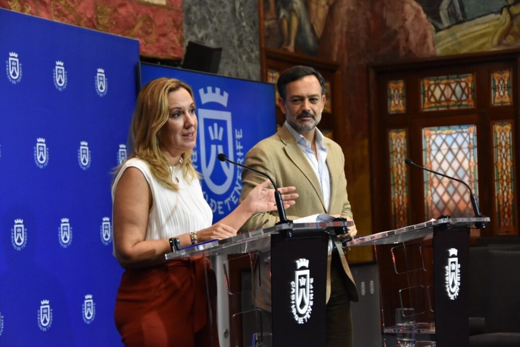 Dávila afirma que las obras de la carretera de Guamasa siguen adelante. (Archivo) La presidenta del Cabildo de Tenerife, Rosa Dávila, y el vicepresidente, Lope Afonso, en una rueda de prensa/ CABILDO DE TENERIFE 