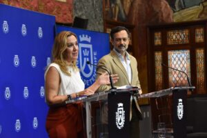 Dávila afirma que las obras de la carretera de Guamasa siguen adelante. (Archivo) La presidenta del Cabildo de Tenerife, Rosa Dávila, y el vicepresidente, Lope Afonso, en una rueda de prensa/ CABILDO DE TENERIFE