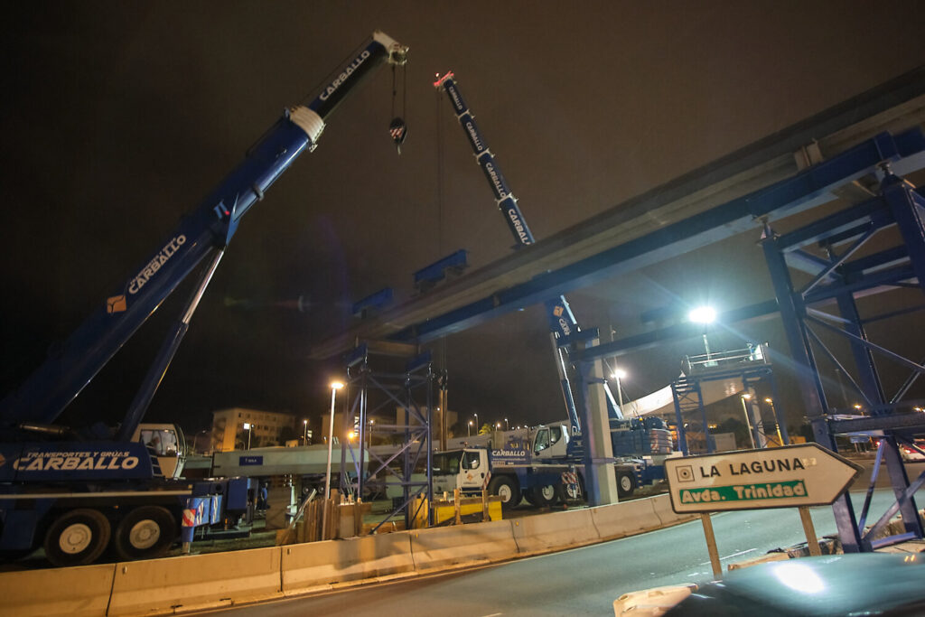 Momento de la instalación del quinto módulo de la pasarela de Padre Anchieta en La Laguna esta noche / Cabildo de Tenerife