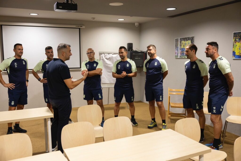 Primera reunión del equipo técnico de la UD Las Palmas en la ciudad deportiva / UD Las Palmas