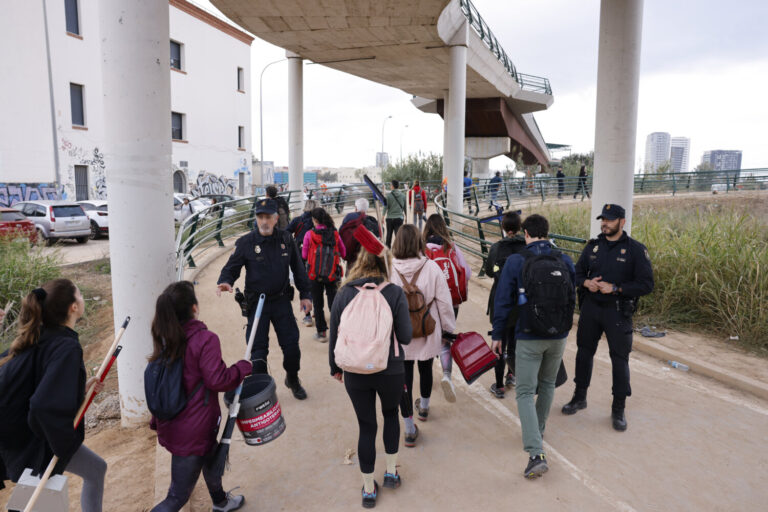 Tensión, insultos e indignación en el pueblo de Paiporta durante la visita de los reyes, Sánchez y Mazón