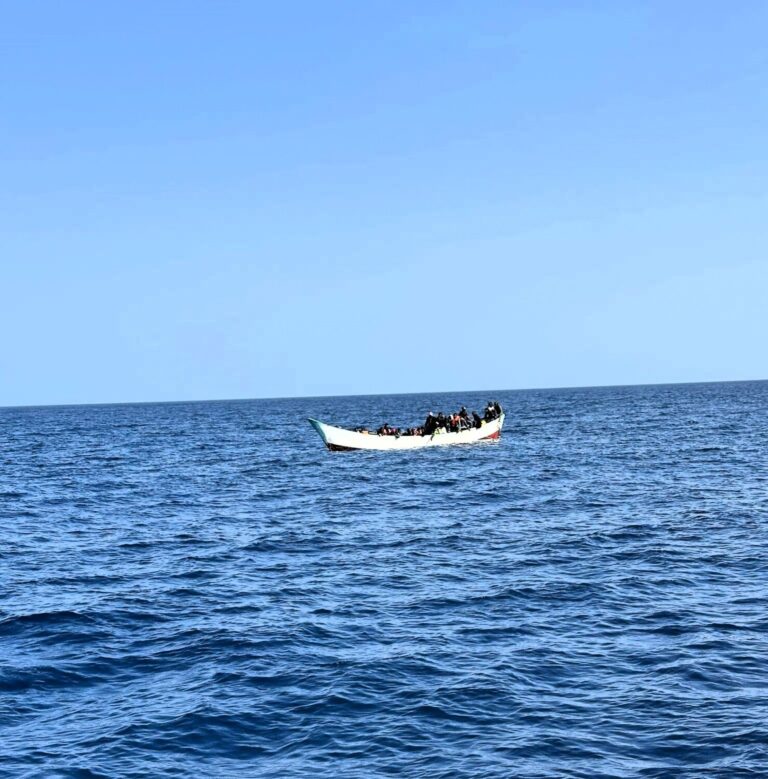 La Guardamar Talía traslada un nuevo cayuco con varios migrantes a El Hierro