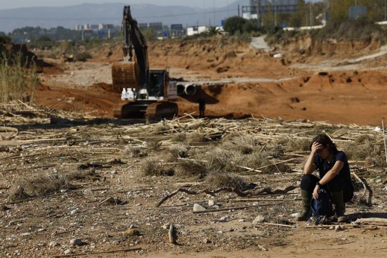 Consecuencias de la DANA | Unos 5.000 vecinos de la Axarquía reciben el agua con cubas por los destrozos