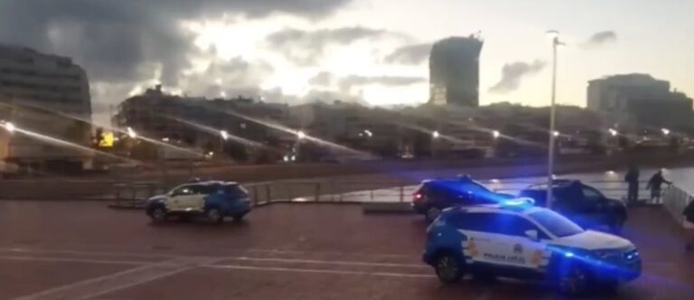 Detenido tras robar un bolso en Las Canteras y meterse en el agua para huir de la policía