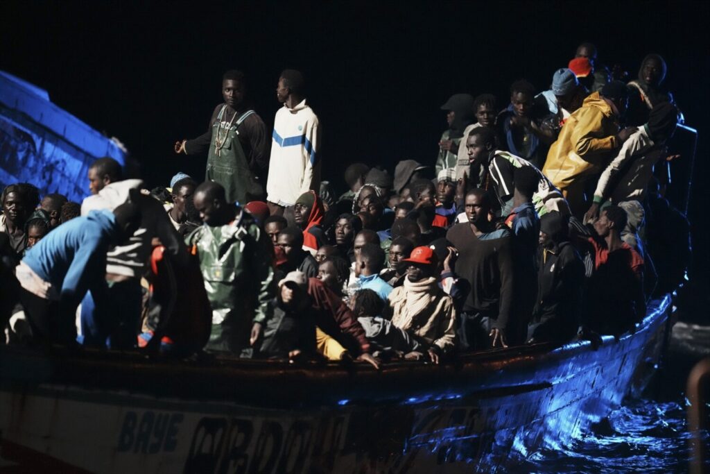 9.757 muertos en cayucos este 2024. (ARCHIVO) Decenas de personas en un cayuco a su llegada al muelle de La Restinga, a 4 de noviembre de 2023, en El Hierro, Islas Canarias (España).  H.Bilbao / Europa Press