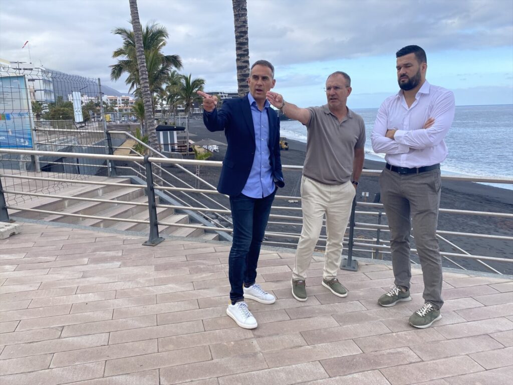 El presidente del Cabildo de La Palma, Sergio Rodríguez, en el centro de la imagen, junto al alcalde de Los Llanos de Aridane, Javier Llamas (i), y el consejero insular de Obras Públicas, Servicios y Transportes, Seguridad y Emergencias, Darwin Rodríguez (d), durante una visita a Puerto Naos