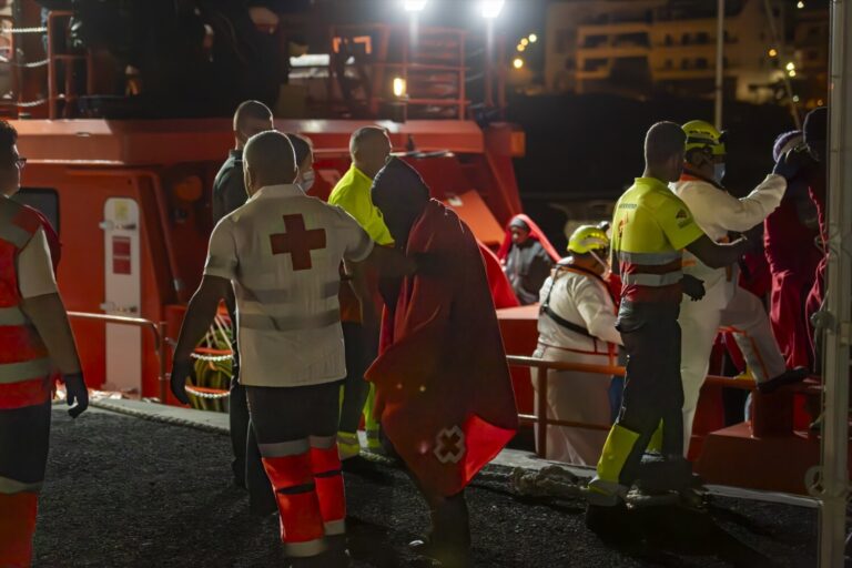 Nuevos rescates en El Hierro y Gran Canaria elevan a 275 las personas llegadas a Canarias este miércoles