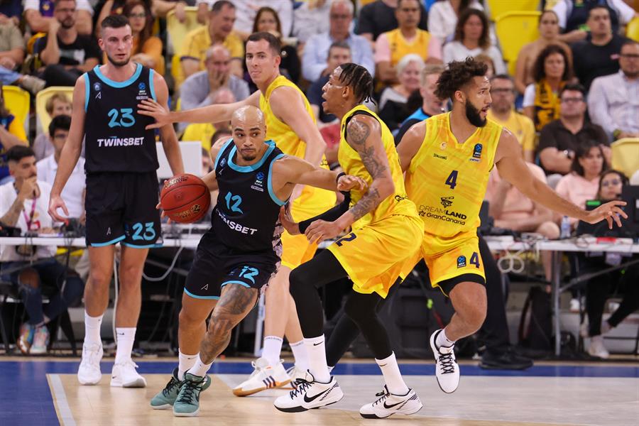 El Dreamland Gran Canaria terminó capitulando este miércoles ante la capacidad defensiva de un rocoso Wolves Twinsbet Vilna en un choque cerrado, repleto de errores de tiros y de alta dosis de músculo (66-68)