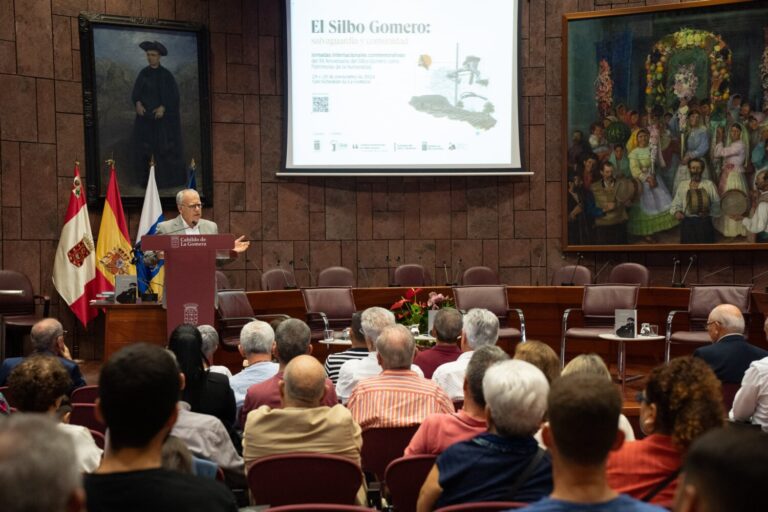 La Gomera homenajea al silbador Isidro Ortiz durante las jornadas internacionales de Silbo Gomero