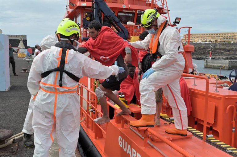 Salvamento rescata a 47 migrantes en un cayuco al sur de El Hierro