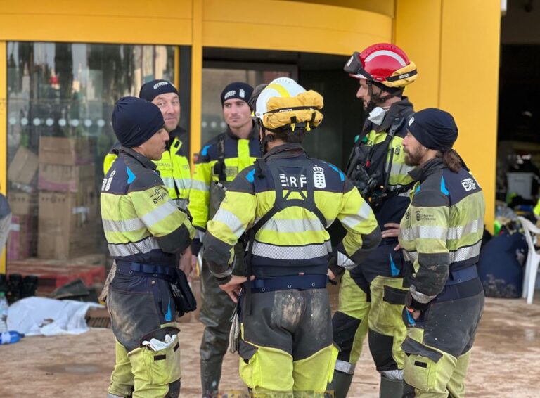 El dispositivo canario de emergencia limpia calles y viviendas de Valencia