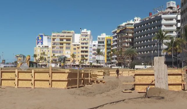 Se ultiman los preparativos para el Belén de Arena de la playa de Las Canteras