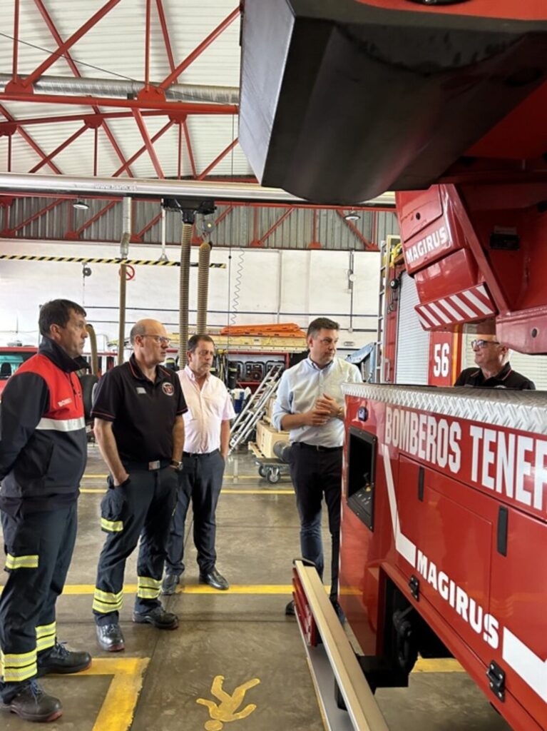 El director insular de Seguridad y Emergencias de Tenerife, Iván Martín, junto a algunos miembros del operativo que partirá hacia Valencia