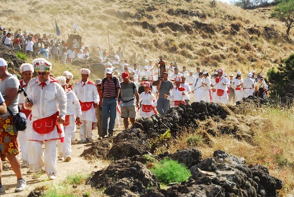 El Hierro acondiciona el camino de la virgen de los Reyes para la Bajada