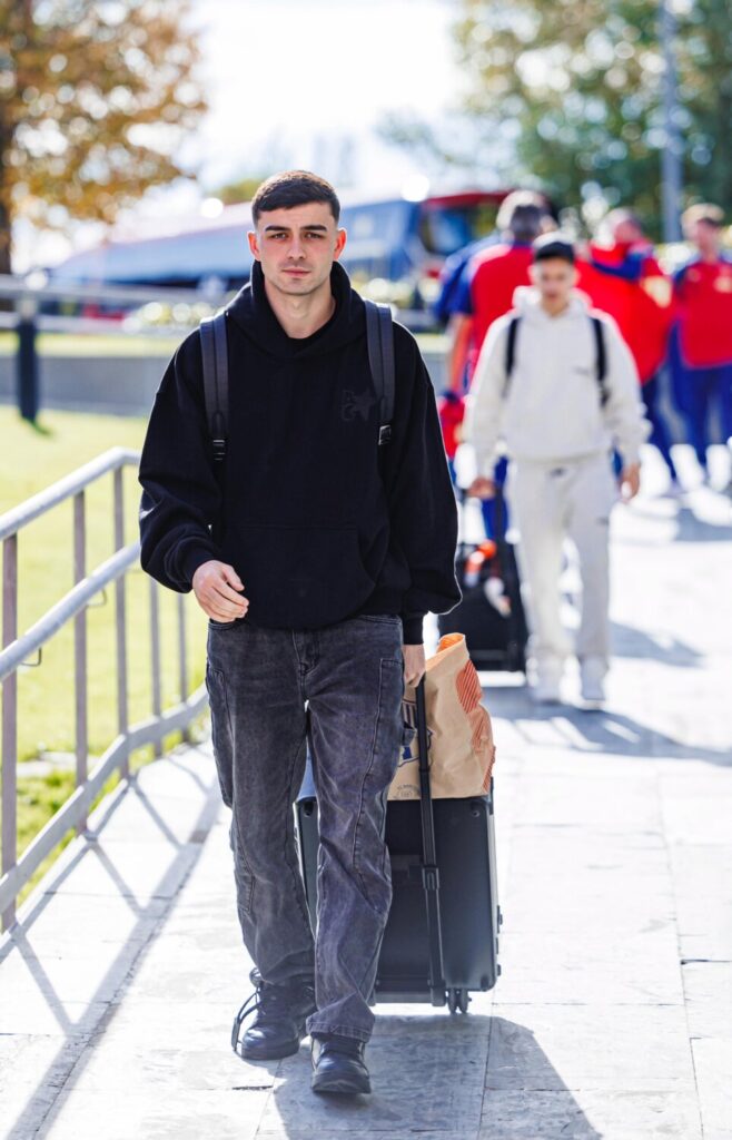 Pedri llegando a la concentración de la Selección Española / RFEF
