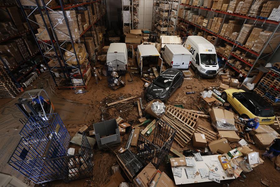 Interior de un almacén logístico del polígono industrial de Riba-roja de Túria, este viernes. / EFE/ Manuel Bruque