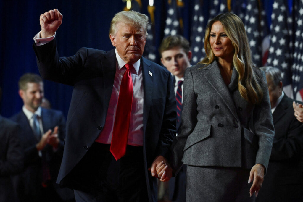 El candidato presidencial republicano y expresidente de Estados Unidos, Donald Trump, levanta un puño mientras sube al escenario con su esposa Melania y su hijo Barron, tras los primeros resultados de las elecciones presidenciales de Estados Unidos de 2024 en el Centro de Convenciones del Condado de Palm Beach, en West Palm Beach, Florida, Estados Unidos. 6 de noviembre de 2024. REUTERS/Callaghan O'Hare
