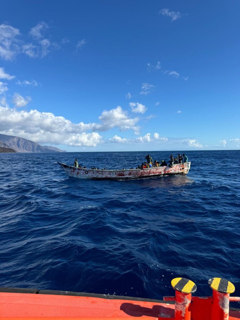 Rescatan un cayuco con 200 personas a bordo que navegaba a 16 kilómetros de El Hierro