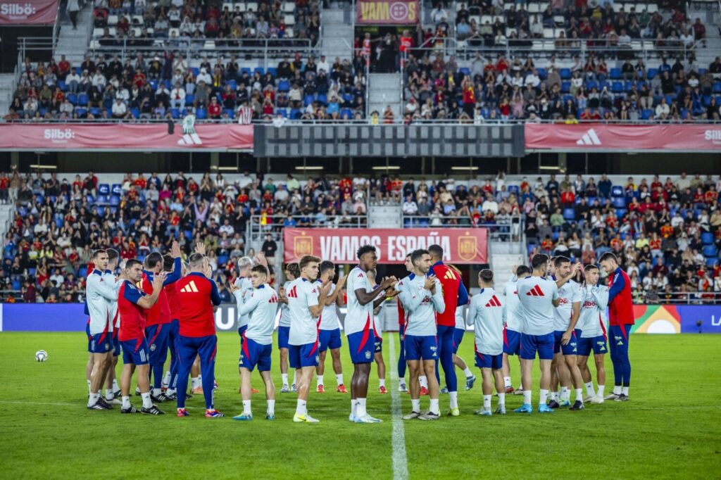La Selección Española saludando al público asistente al entrenamiento solidario celebrado en el Heliodoro Rodríguez López en Tenerife / Selección Española
