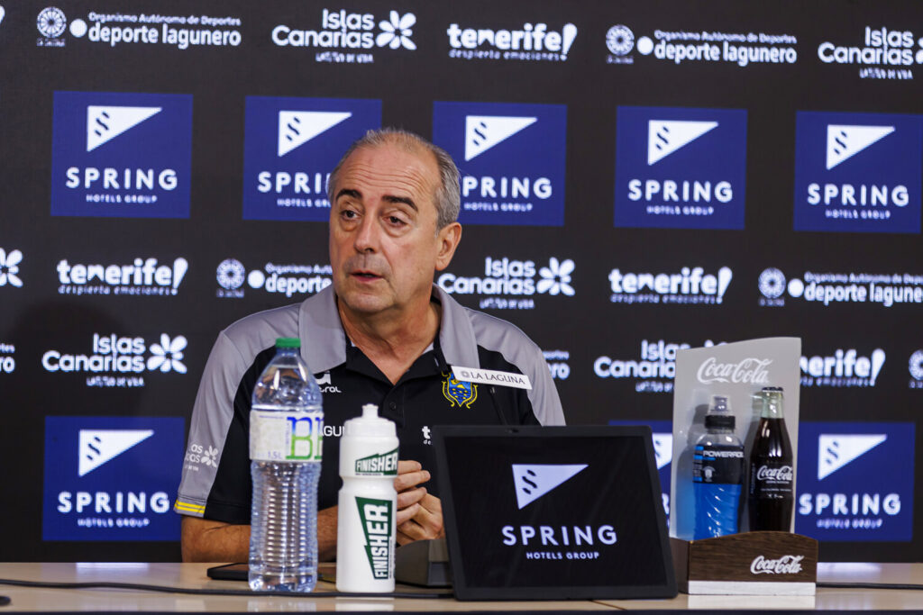 Txus Vidorreta, entrenador del La Laguna Tenerife en la rueda de prensa previa al partido de este / CB Canarias